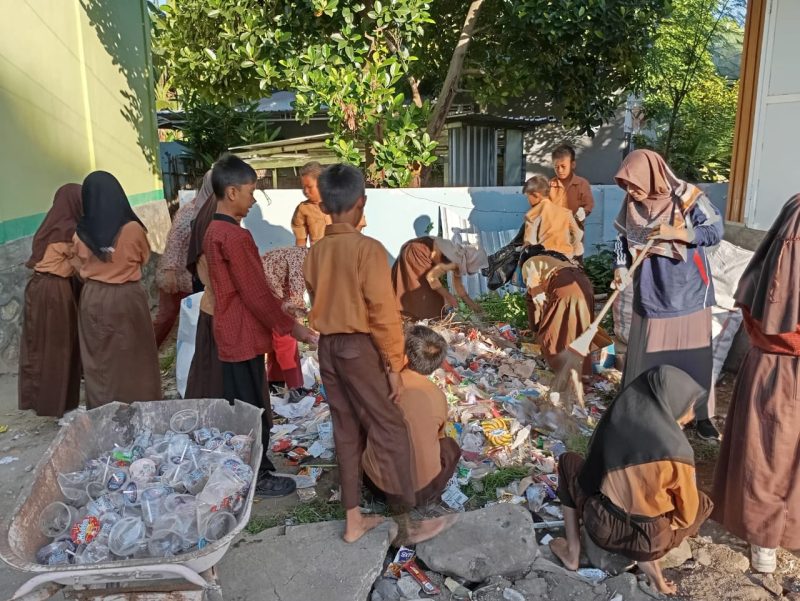 SDN 5 Gondang's Collecting and Sorting Waste