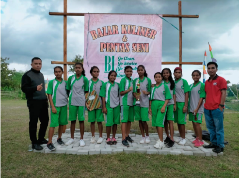 SMP Deo Gloriam Wanno Mutu winning a volleyball competition